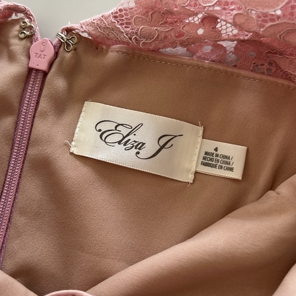 Beautiful lace dress - Picture 6 of 6